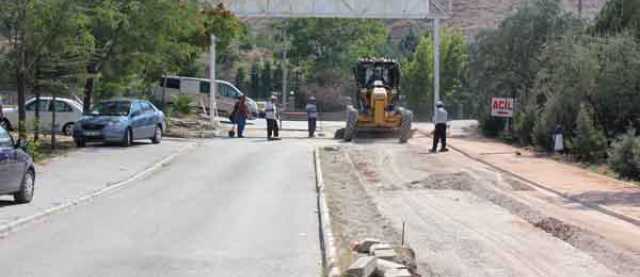 Devlet Hastanesinin yeni otopark alanlarını asfaltlıyor