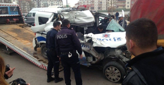 Polis otosu tıra çarptı