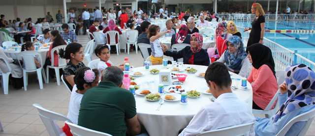 Sağlık çalışanları iftarda bir araya geldi