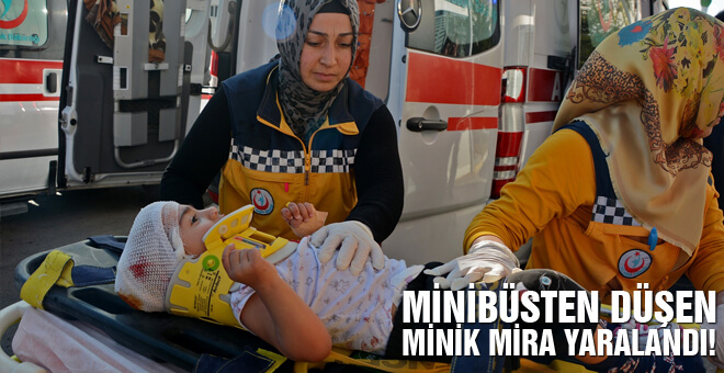 Minibüsten düşen minik Mira yaralandı